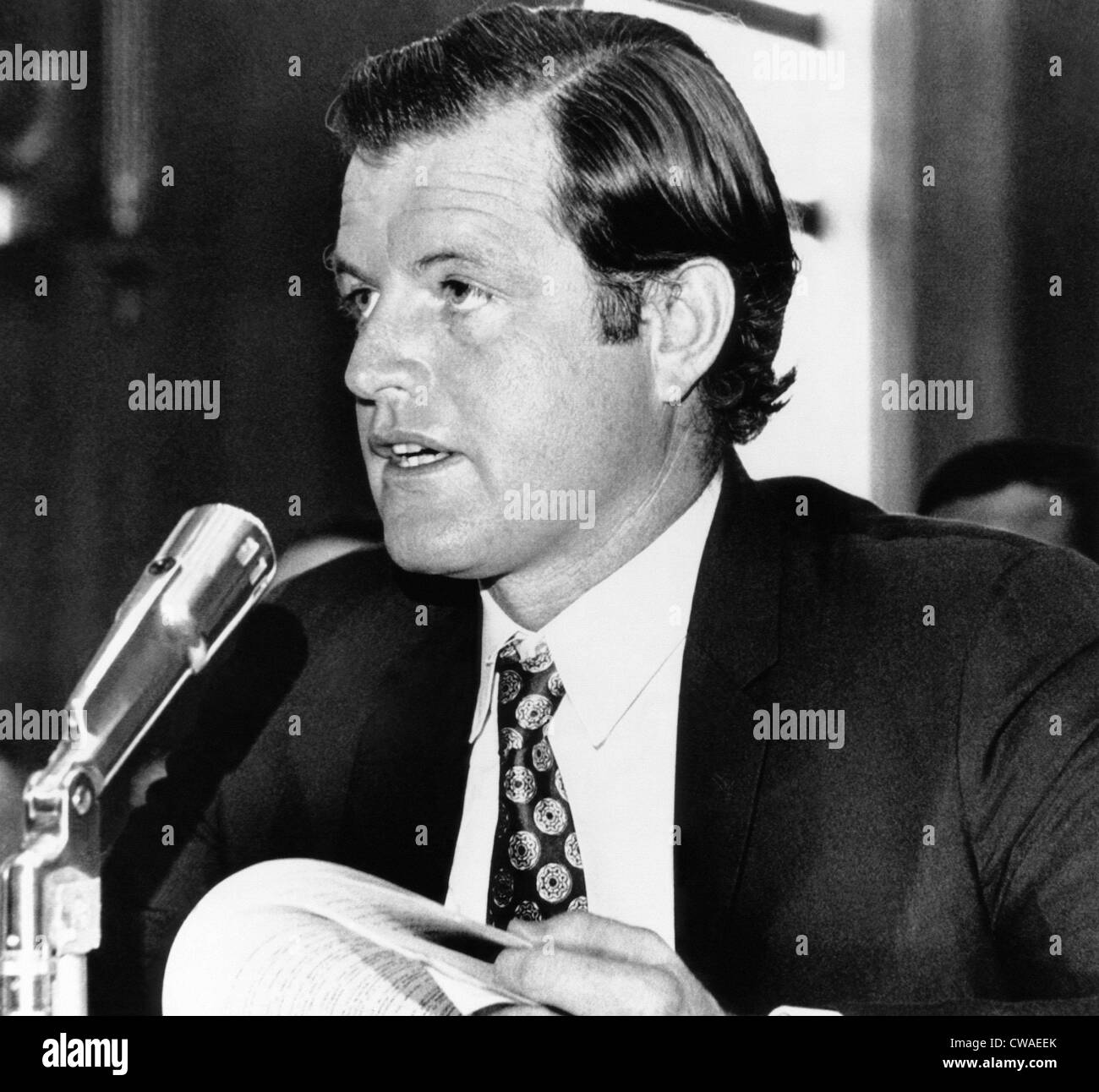 Le sénateur Edward Kennedy, témoignage devant le comité sénatorial des finances, Washington, 21 juin 1971, avec la permission de : Archives CSU/Everett Banque D'Images