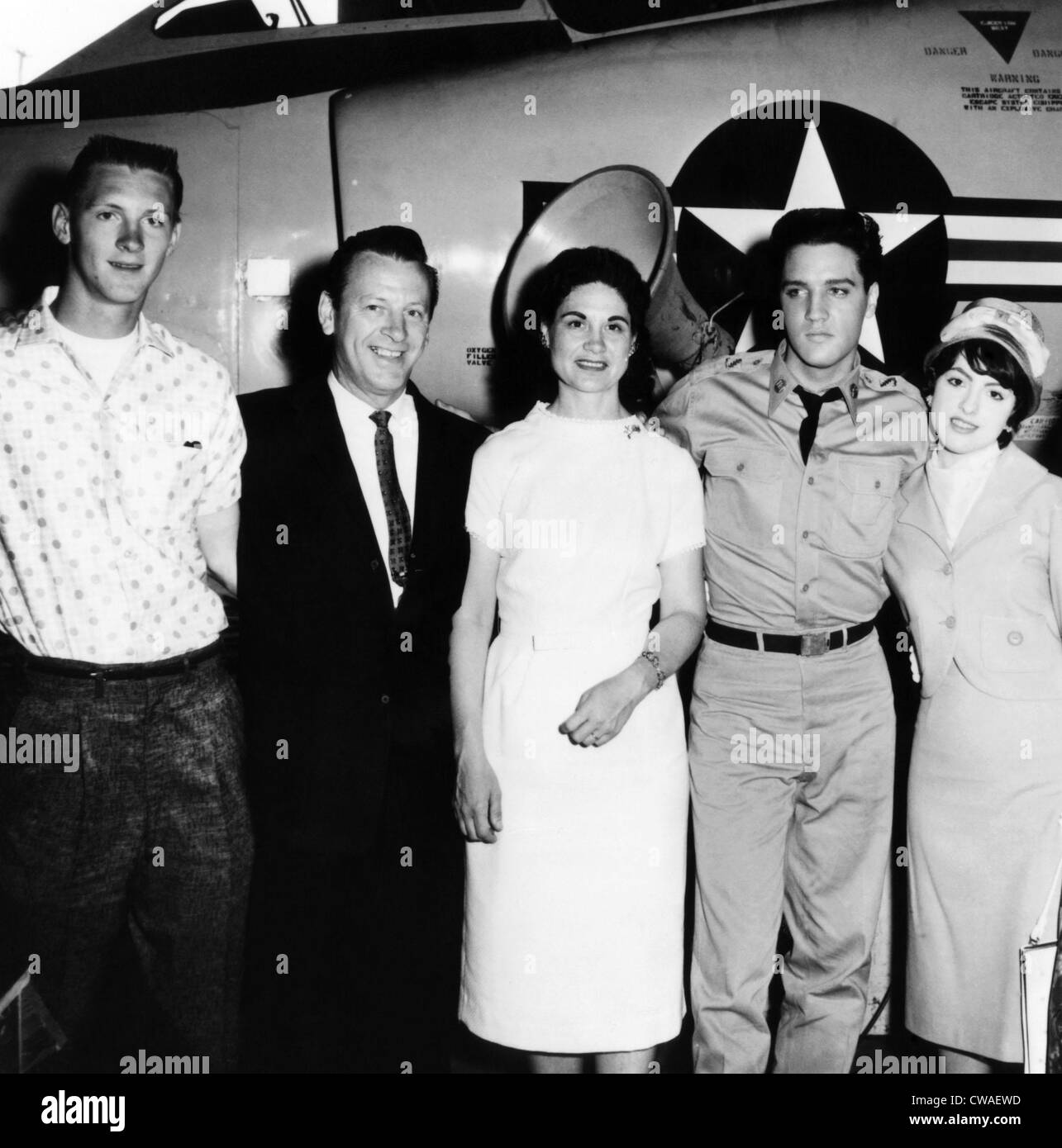 G.I. BLUES, Elvis Presley (deuxième à droite) visite de chanteurs de country Kitty Wells (centre) et son mari Johnnie Wright Banque D'Images