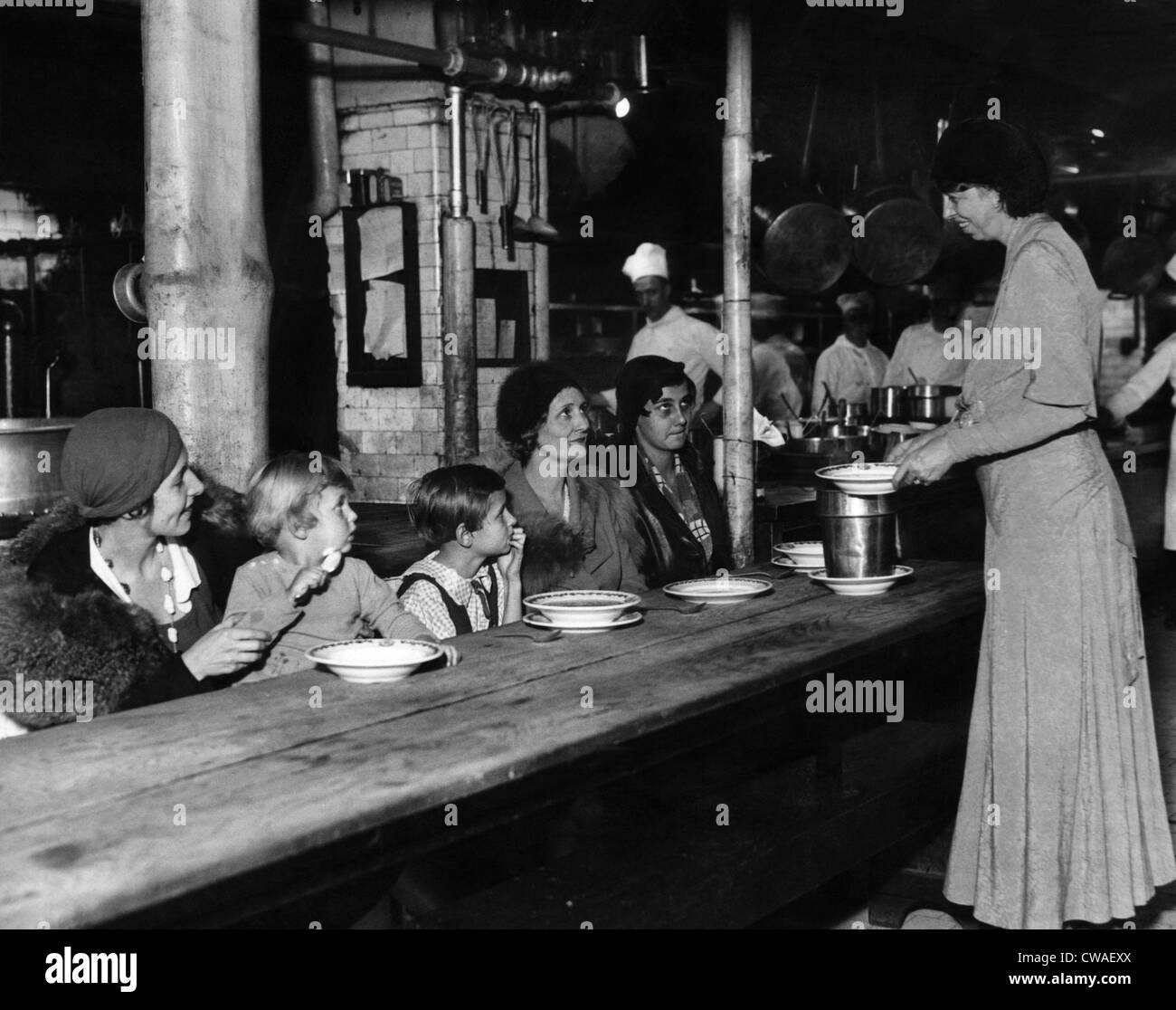 Avenir de la Première Dame Eleanor Roosevelt (debout, à droite), servant des repas pour les femmes sans emploi dans un restaurant à New York, Décembre Banque D'Images