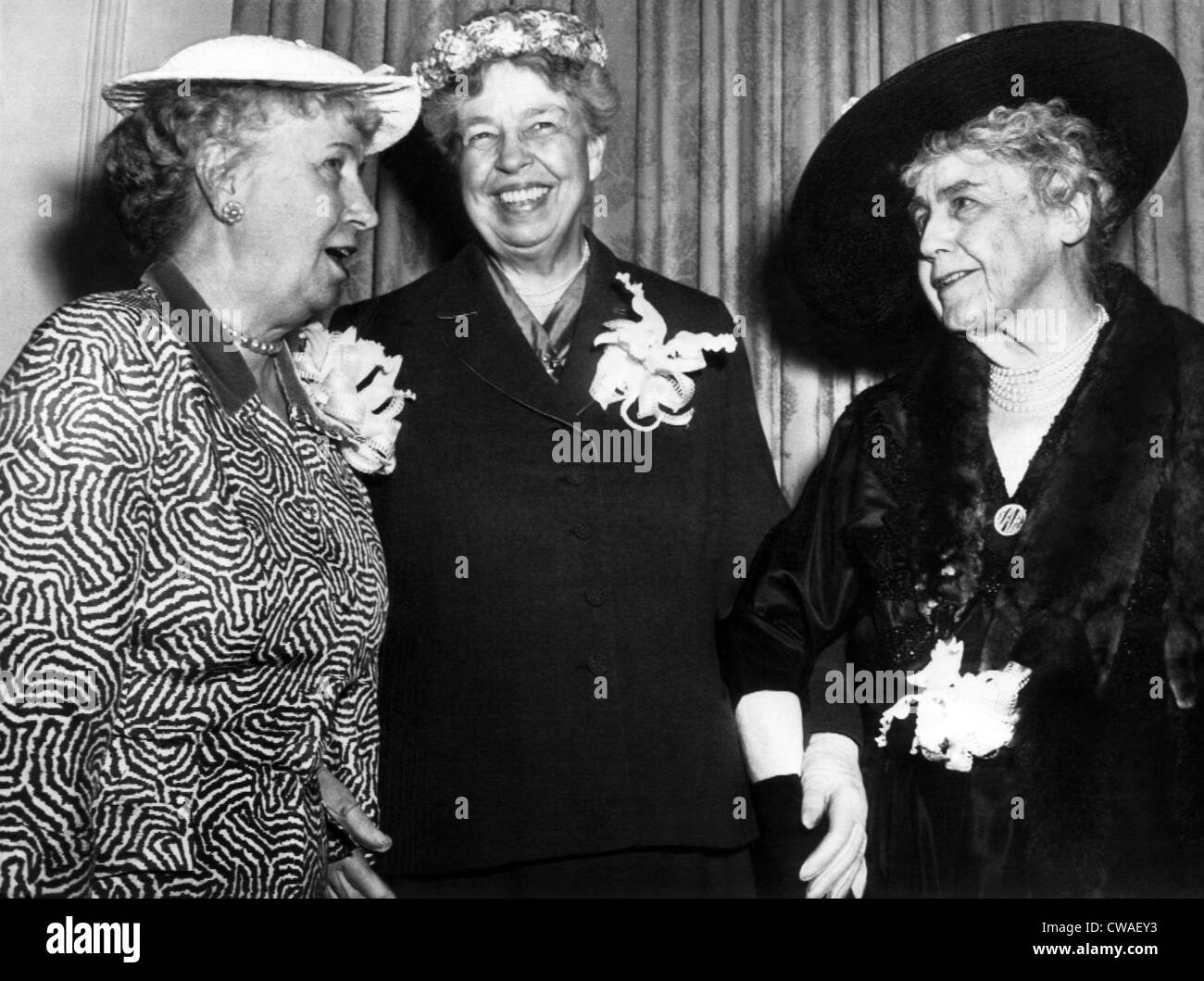 Trois ex-Premières Dames, L-R : Bess Truman, Eleanor Roosevelt, et Edith Galt Wilson, lors d'une fête à Washington D.C., 1954.. Banque D'Images