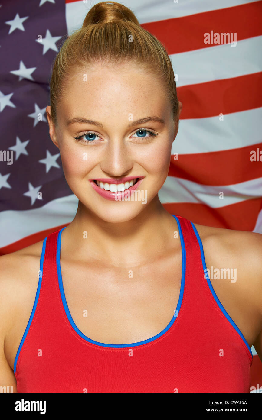 Jeune femme en face de USA flag Banque D'Images