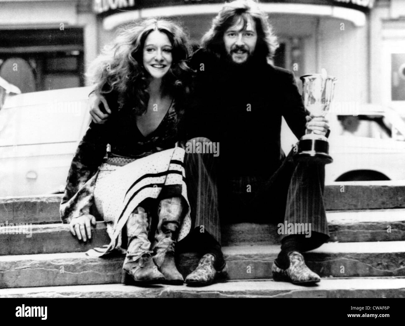 Eric Clapton et Alice Ormsby-Gore à Londres après avoir annoncé leurs fiançailles, 1969. Avec la permission de : Archives CSU/Everett Collection Banque D'Images
