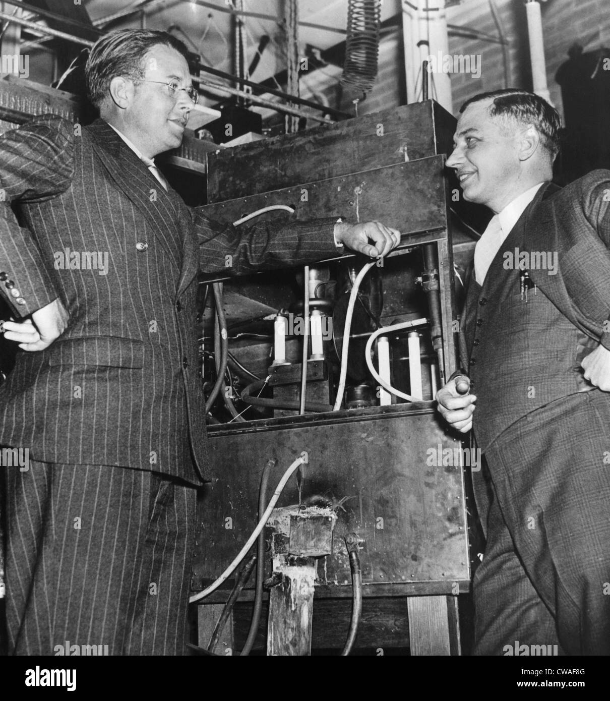 Ernest O. Lawrence, physicien américain, lauréat du Prix Nobel, et le Dr Lee Alvin DuBridge (1901-1994), l'inspection d'un atom smasher Banque D'Images