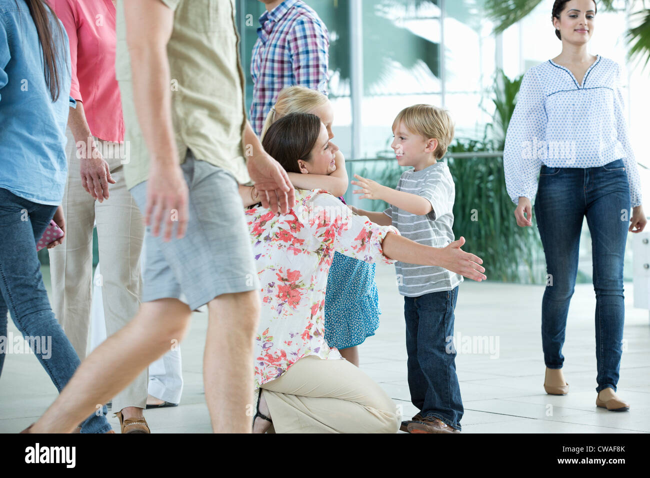 Mother and children at airport Banque D'Images