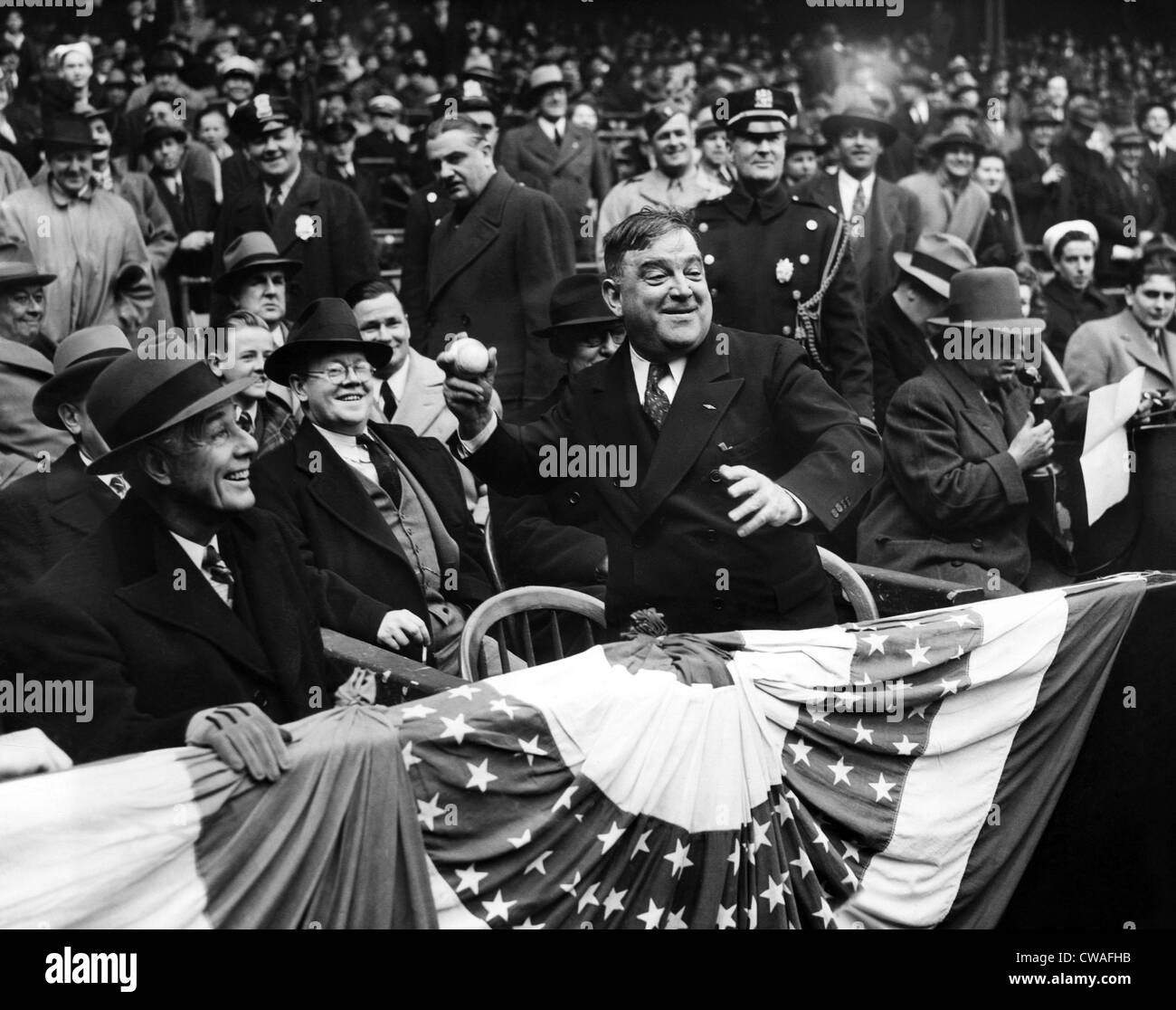 Le maire de New York Fiorello LaGuardia (premier plan au centre), le lancer de la première balle de la saison de baseball 1943 sur le terrain, Banque D'Images