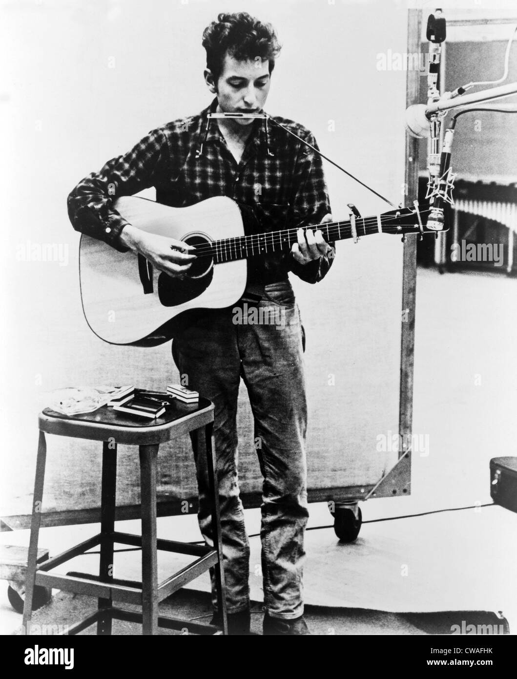 Bob Dylan (b. 1941) qui joue de la guitare et de l'harmonica dans le  microphone. 1965 Photo Stock - Alamy