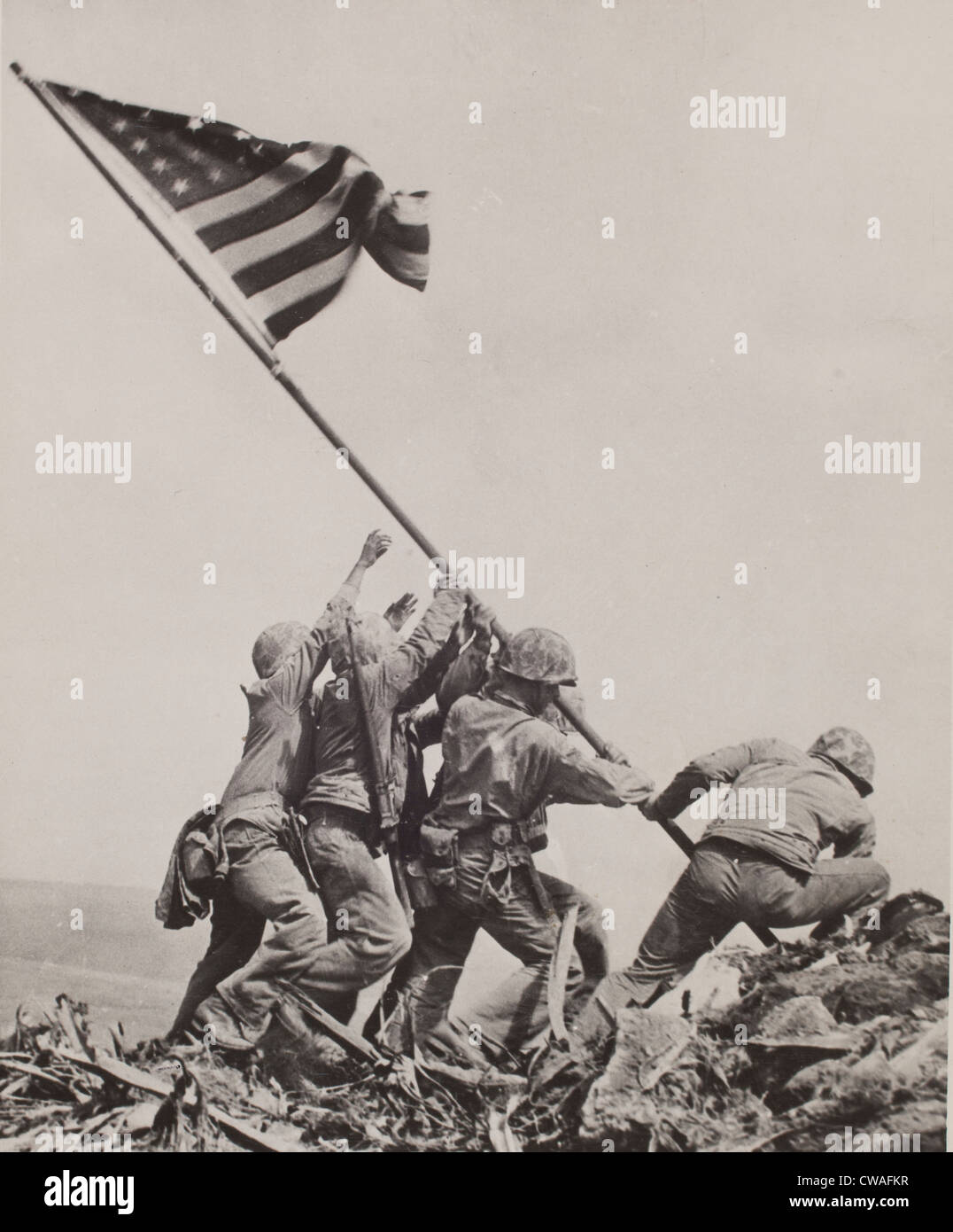 Sensibilisation du drapeau américain sur le mont Suribachi, Iwo Jima. 23 février 1945. Photo de Joe Rosenthal. Banque D'Images