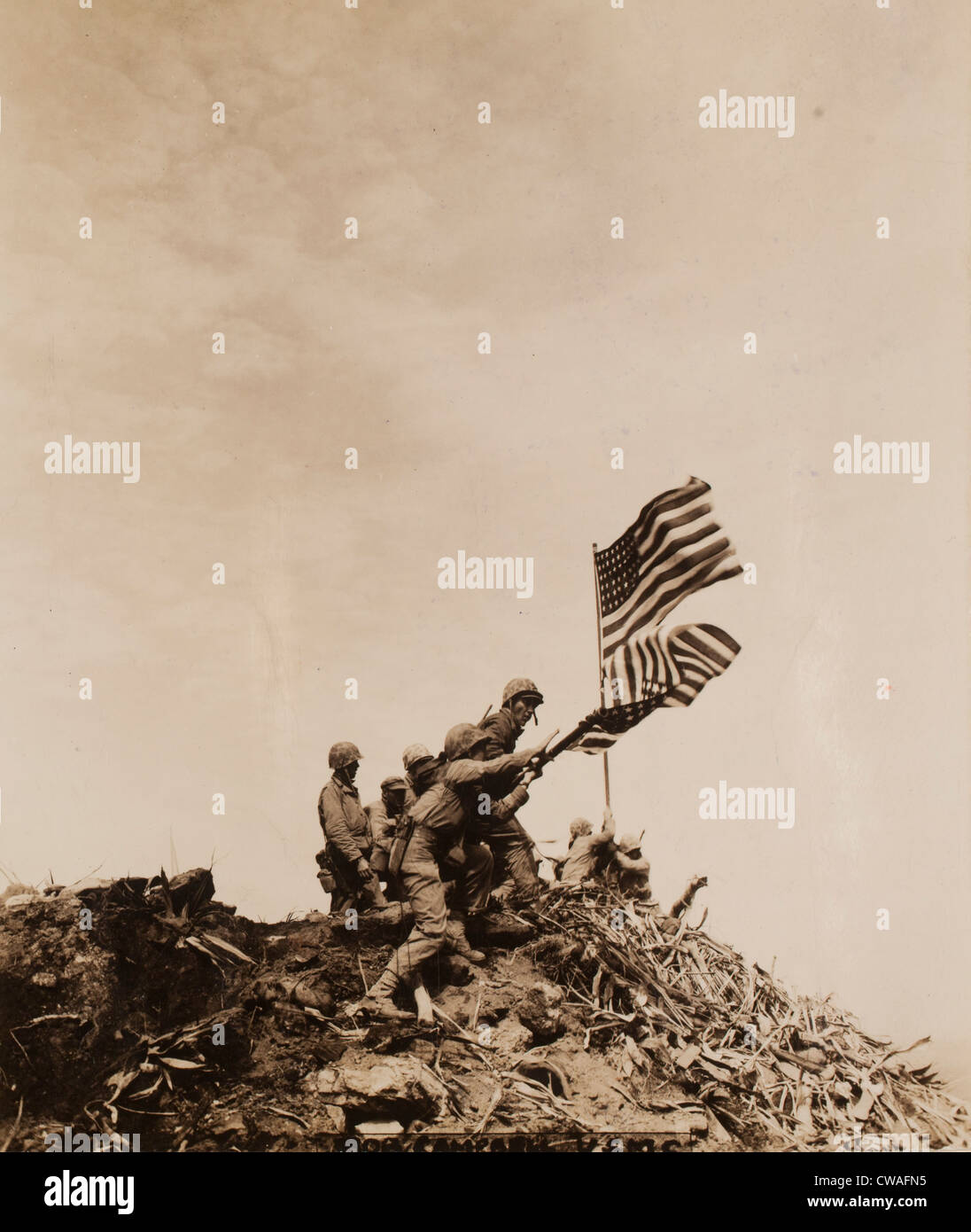La levée du drapeau sur Iwo Jima, le mont Suribachi. 5ème Marines 23 février 1945 stars and stripes soldats USMC Banque D'Images