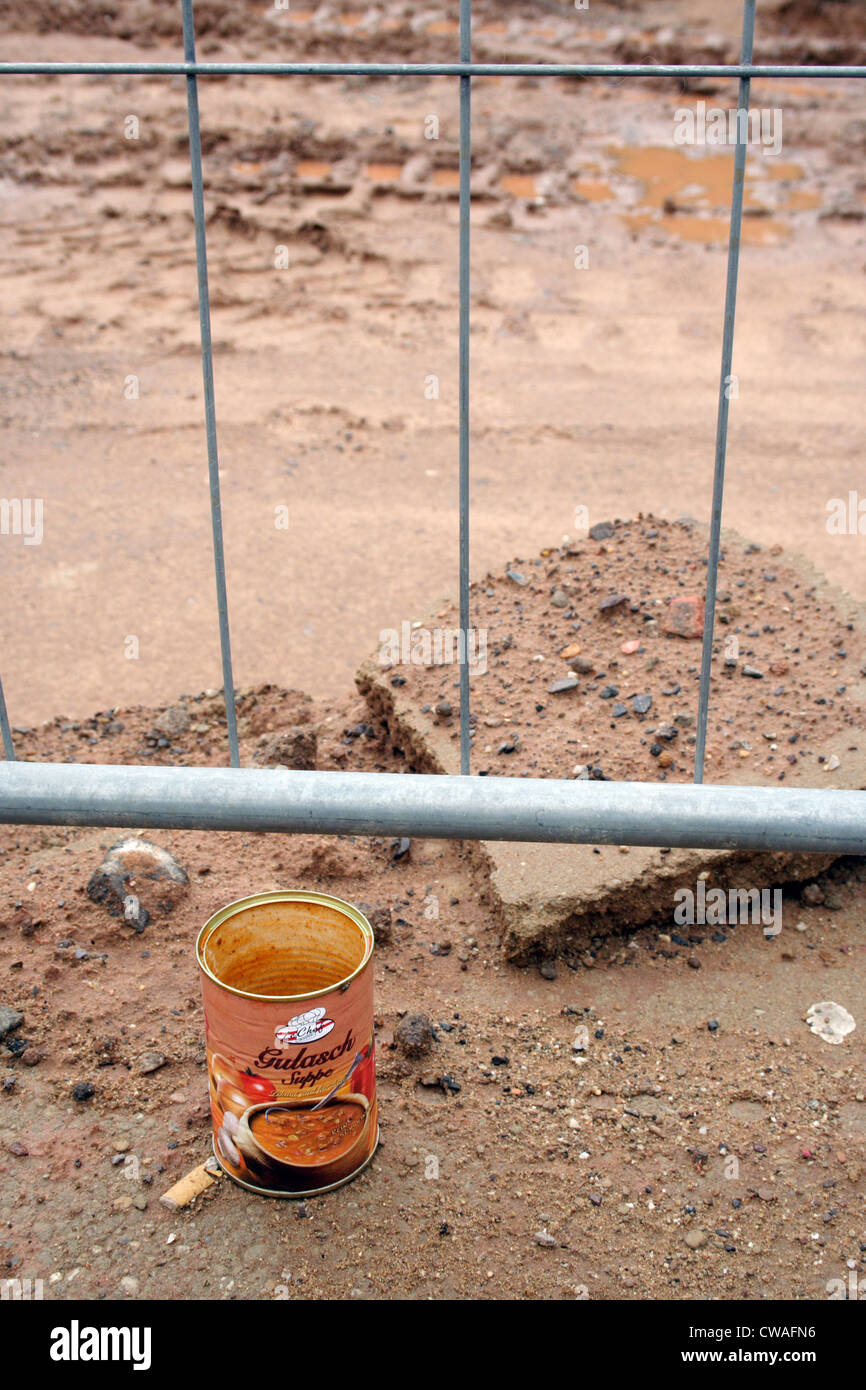 Soupe de goulash peut vide sur un site de construction Banque D'Images