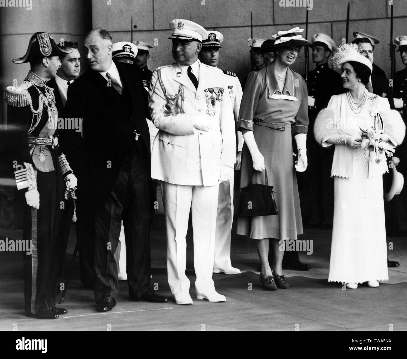 Rangée avant, de gauche à droite : Le roi George VI, le président Franklin D. Roosevelt, le général Edwin M. Watson, la Première Dame Eleanor Roosevelt, et Banque D'Images