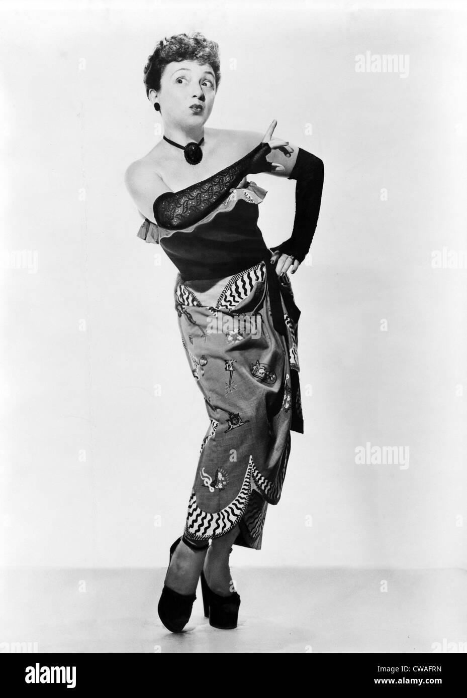 Molly Picon (1898-1992), 'Sweetheart de la Deuxième Avenue,'en costume pour la comédie musicale Yiddish, ABI GUEZUNT. Le film de Picon Banque D'Images