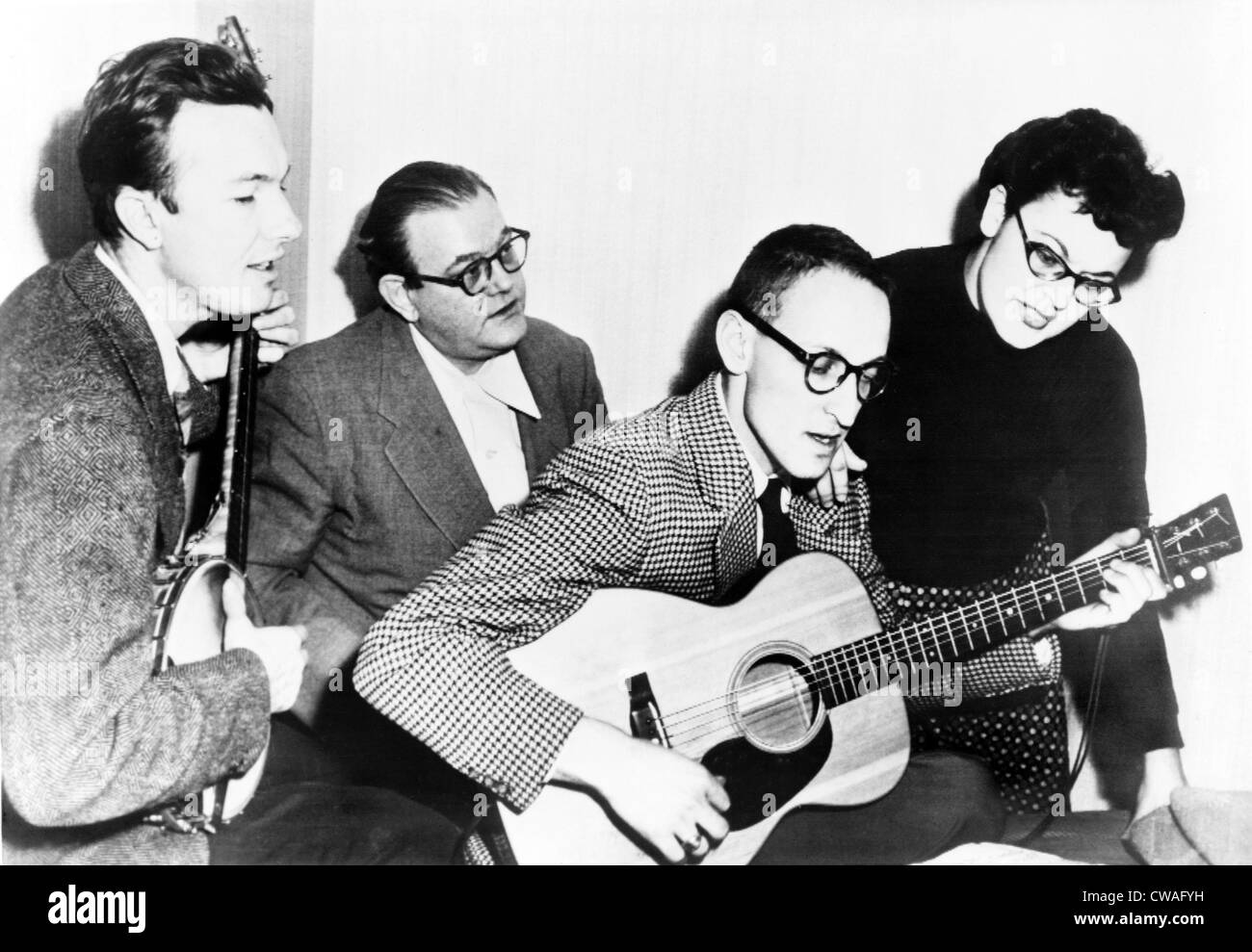 Pete Seeger (b. 1919) avec son groupe de musique folk, les tisserands. De gauche à droite : Pete Seeger, Lee Hayes, Fred Halterman, et Mlle. Banque D'Images