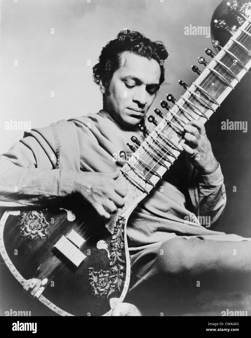 Ravi Shankar (b. 1920), joue de la sitar. Shankar a augmenté l'approche traditionnelle de l'Ouest la musique indienne. 1957. Banque D'Images