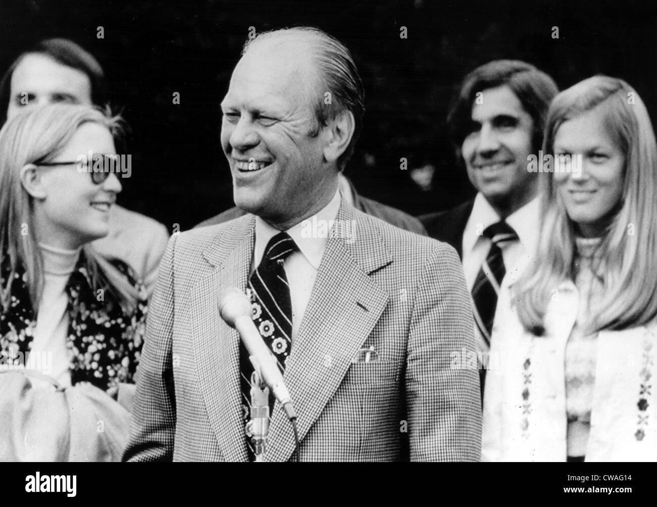 Le président Gerald Ford avec sa fille, Susan (l) et sa belle-fille, Gayle, visites femme chez Bethesda Naval Hospital après Mme. Banque D'Images