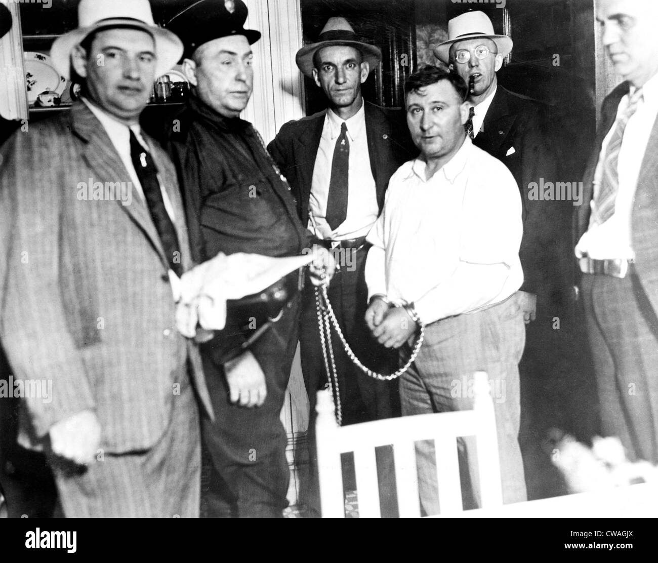 Harry E.Powers (R), le meurtrier, menottés au shérif Grimm,(L), en détention en Virginie de l'Ouest, le 31 août 1931. CSU Banque D'Images