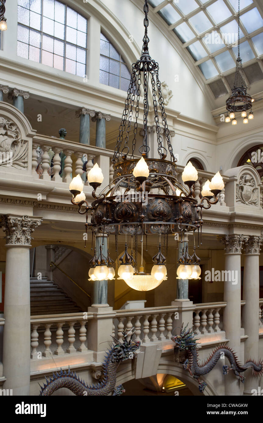 Ornate Lampe lumière à Bristol City Museum and Art Gallery Banque D'Images