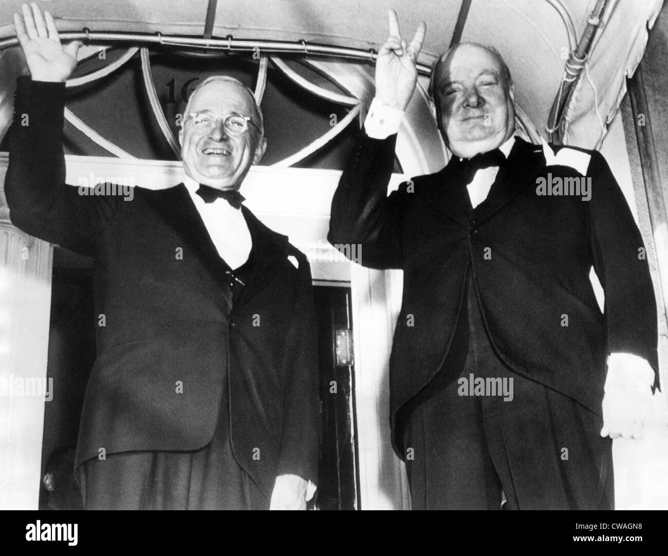 Le président Harry Truman, ancien Premier ministre britannique Winston Churchill, sur le porche avant de Blair House, Washington D.C., Banque D'Images