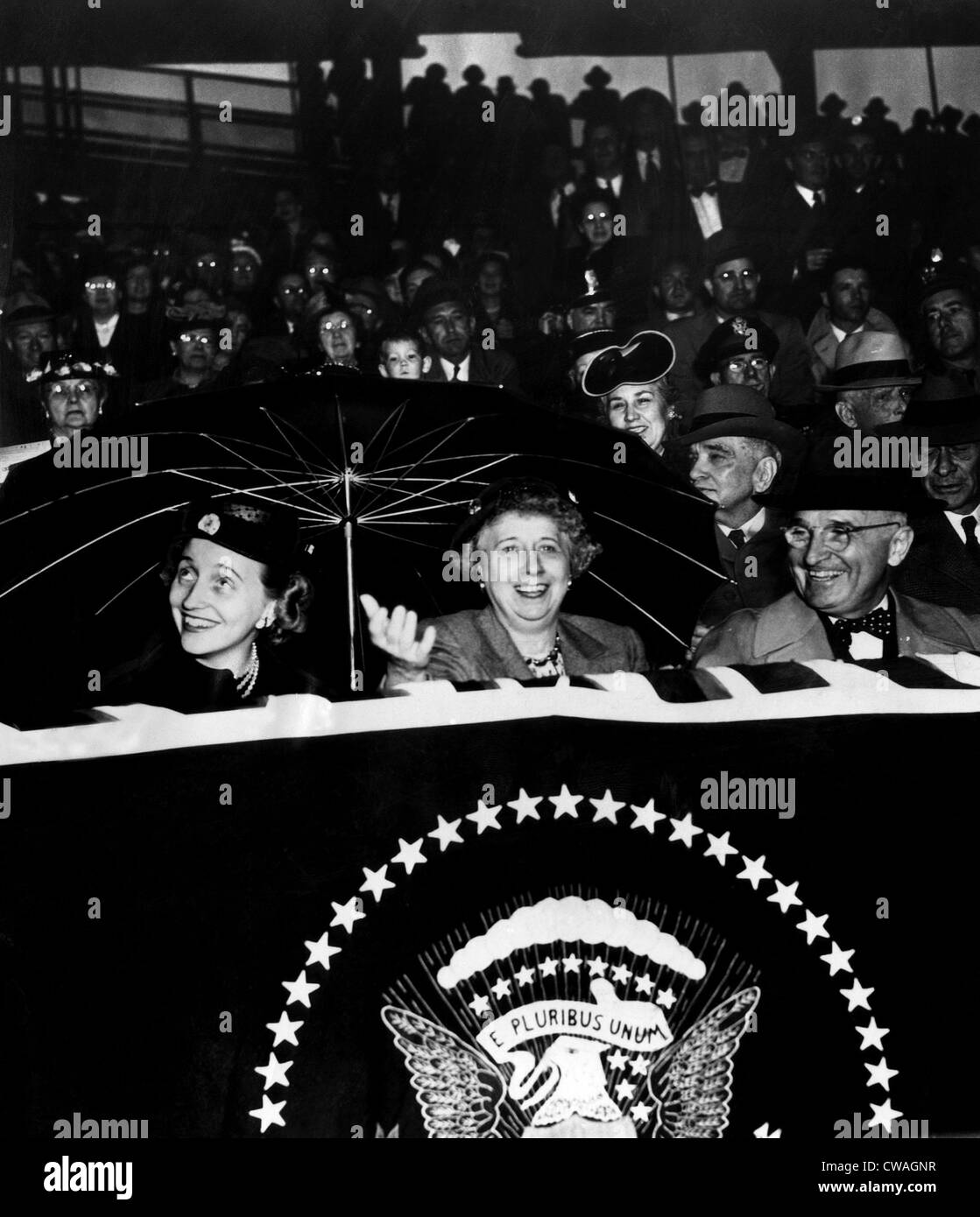 Le président Harry Truman (extrême droite), avec son épouse la Première Dame Bess Truman (centre) et sa fille Margaret Truman (extrême gauche), c Banque D'Images