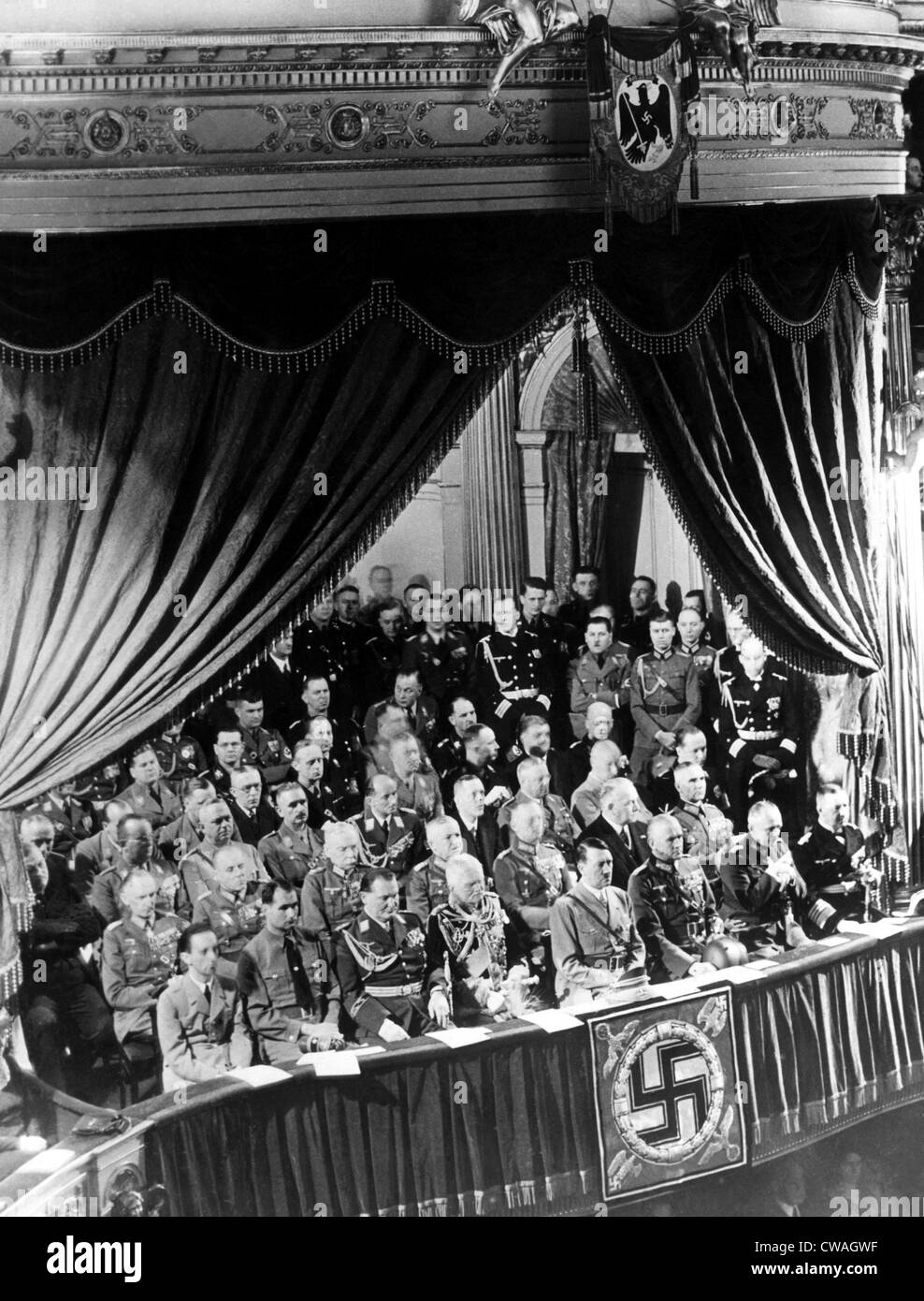 L-R à l'avant : Joseph Goebbels, Hermann Goering, Rudolf Hess, August von Mackensen, Adolf Hitler, le général Werner Von Bloomberg, Banque D'Images