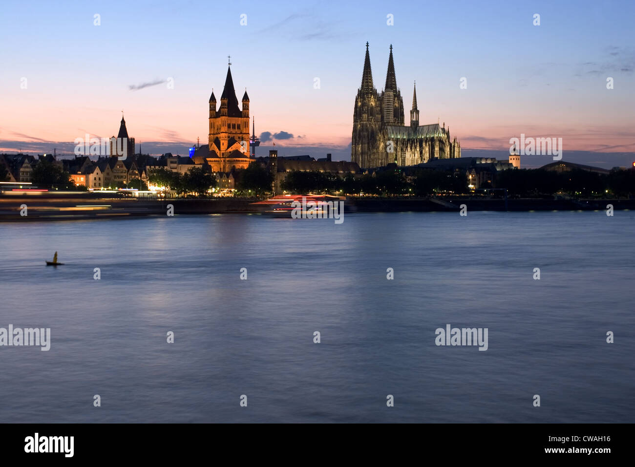 Cologne, la promenade du Rhin avec grand-St. Martin et de la cathédrale dans la soirée Banque D'Images