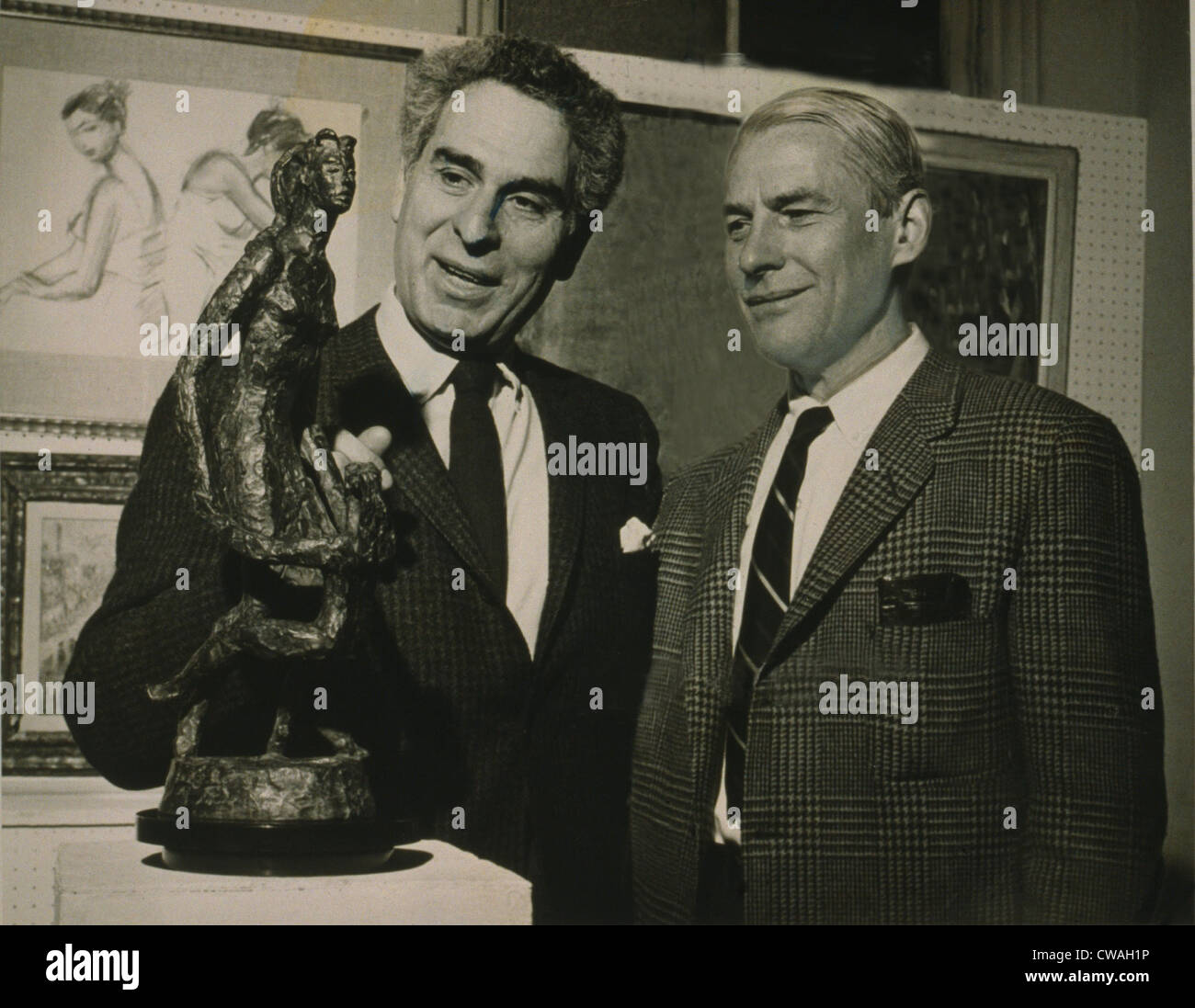 Willem de Kooning (1904-1997) l'examen d'une sculpture à Chaim (Brut) (1904-1991) dans une galerie d'art en 1959. Les deux American Banque D'Images