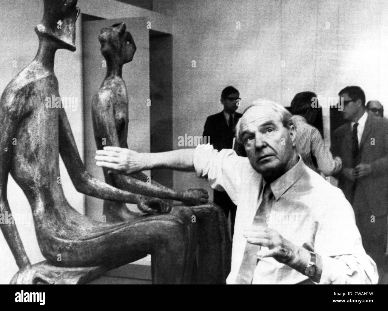 Artiste et sculpteur Henry Moore (1898-1986), expliquant sa sculpture 'Roi et Reine' à Dusseldorf's Art Hall, Allemagne, Juillet Banque D'Images