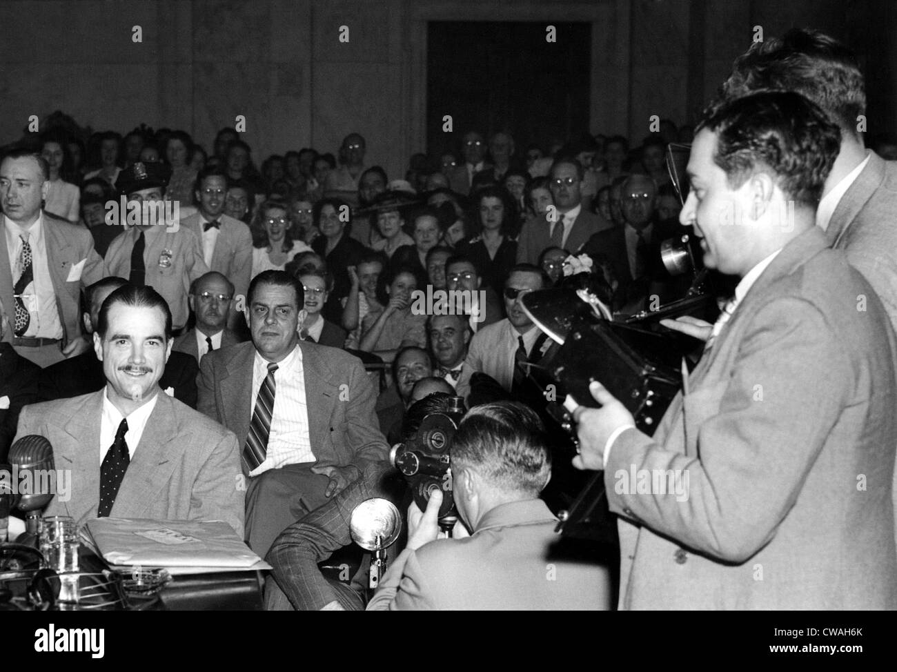 Howard Hughes, de témoigner lors de la guerre du Sous-comité du sénat chargée de l'audience sur son (Hughes), contrats de plan de guerre Banque D'Images