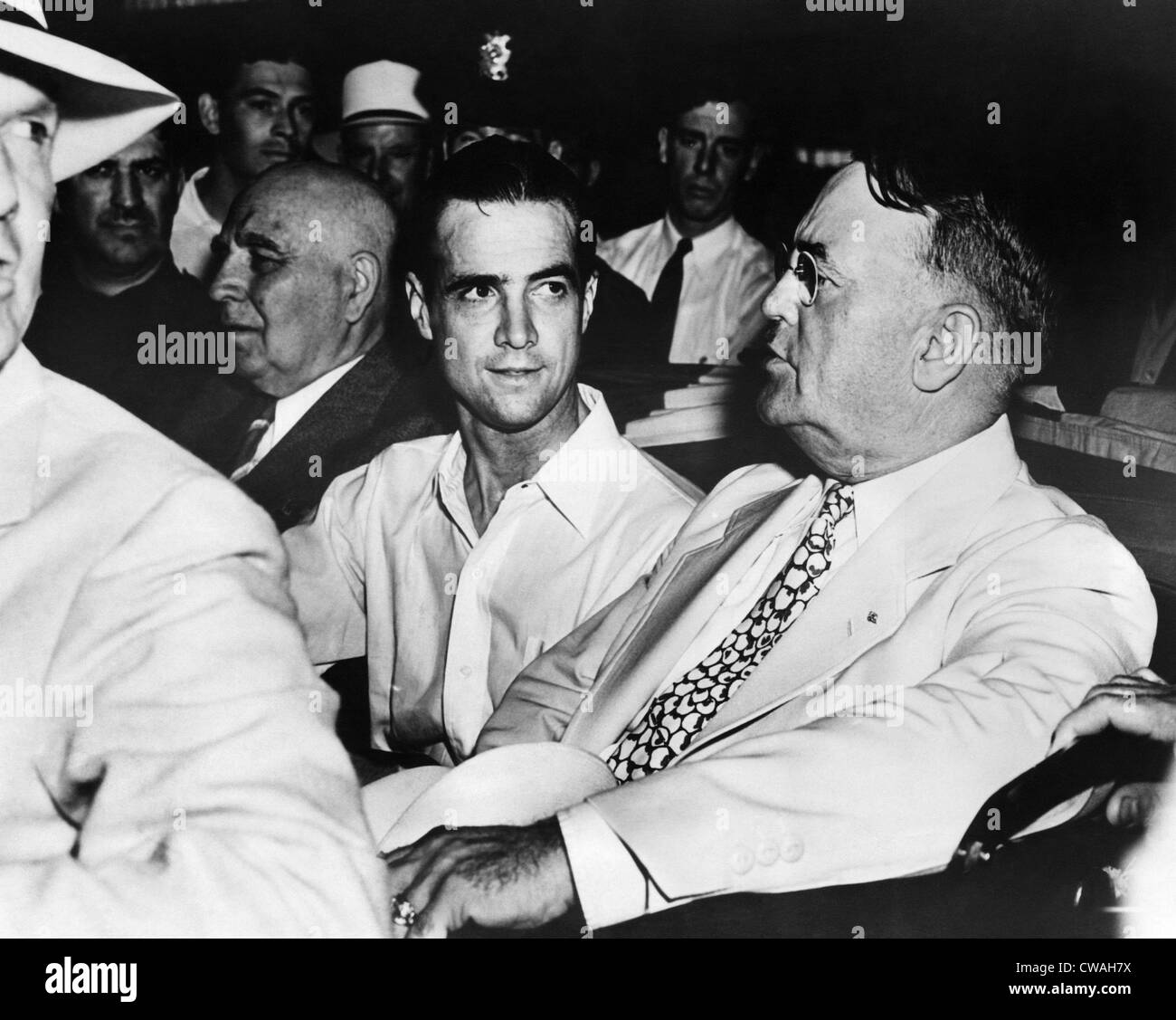 Gouverneur Frank Merriam, Howard Hughes et le maire Frank L. Shaw font leur chemin à travers les rues bondées lors d'une réception en los Banque D'Images