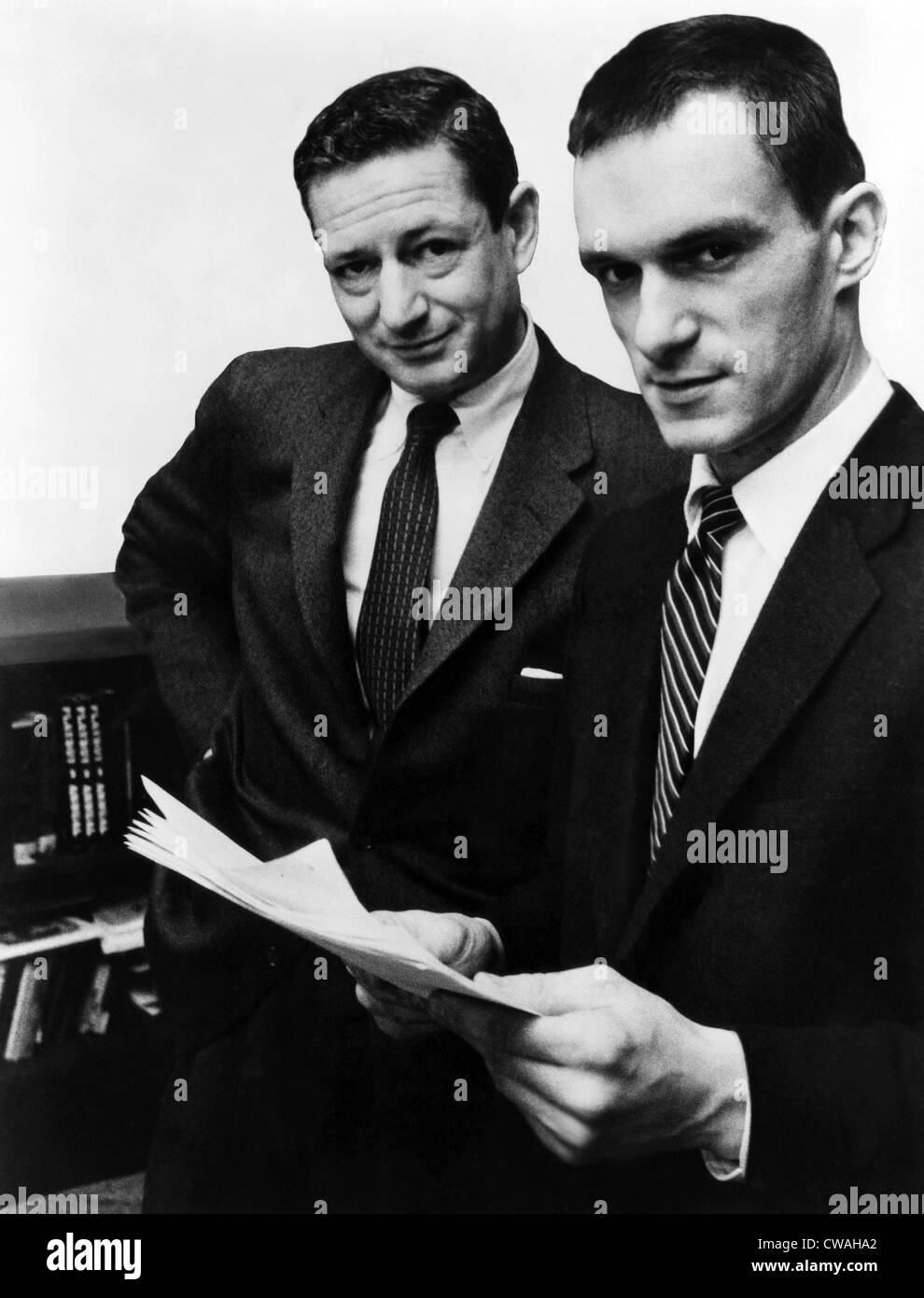 Auteur A.C. Spectorsky et Hugh Hefner, rédacteur-éditeur de la revue Playboy, ca 1956. Avec la permission des Archives CSU/Everett Collection. Banque D'Images