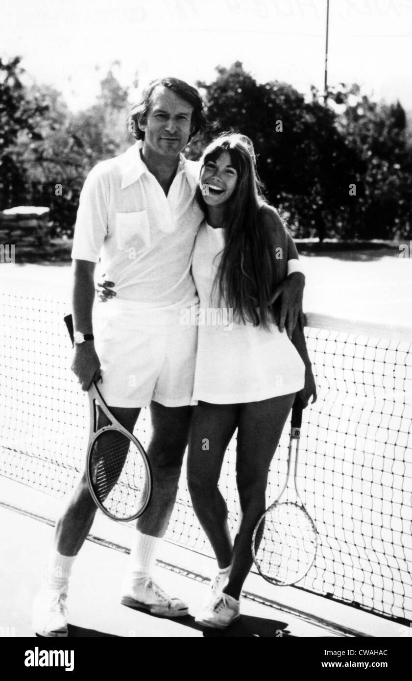 Hugh Hefner et Barbi Benton posent pour une photo de couverture pour "Tennis Magazine". ca 1972. Avec la permission des Archives CSU/Everett Collection. Banque D'Images