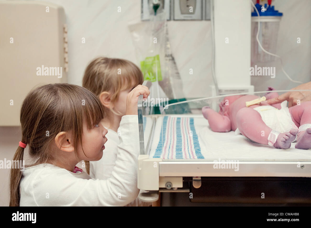 Deux soeurs à la soeur de bébé nouveau-né Banque D'Images