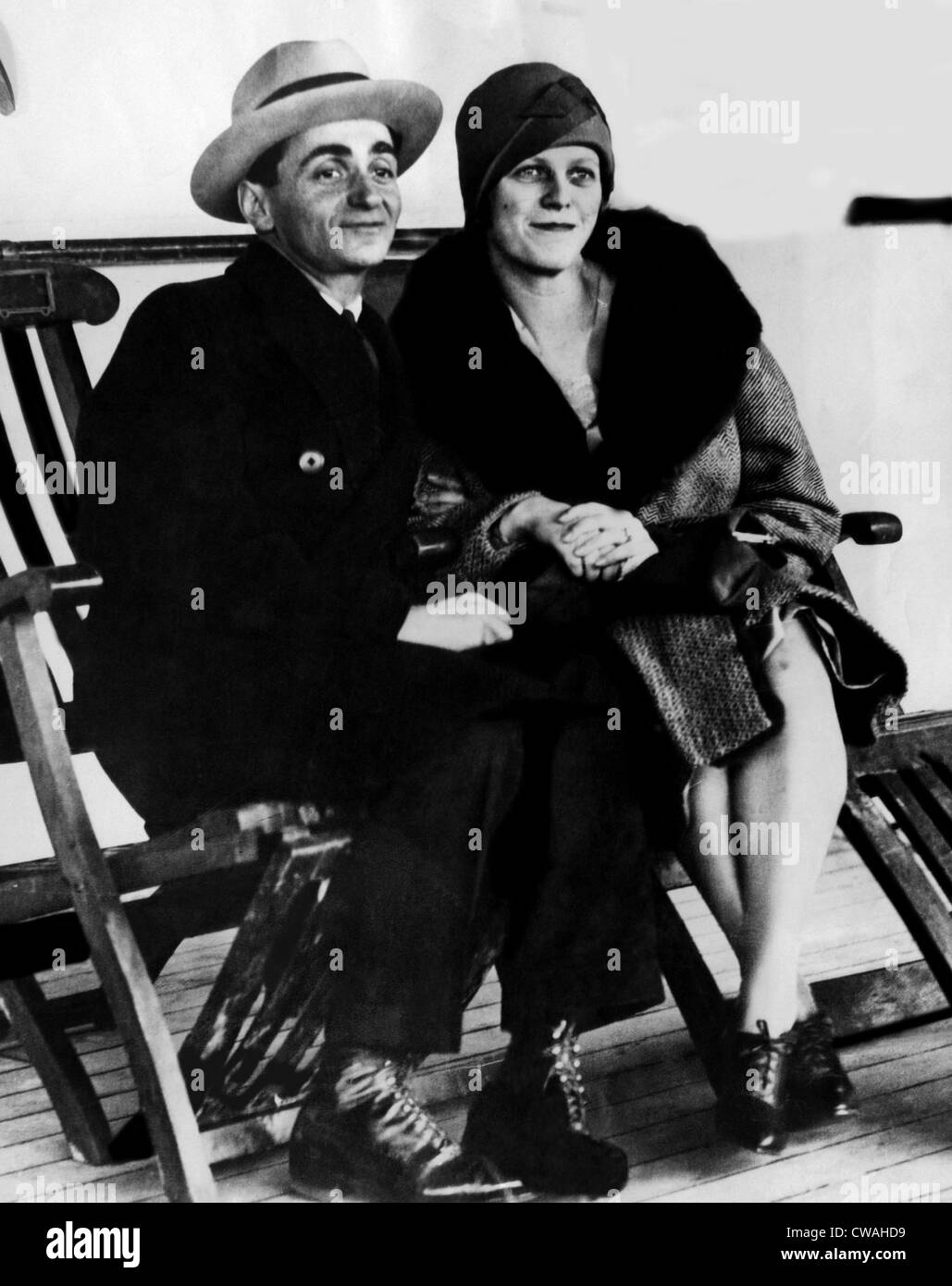 Irving Berlin et sa femme, Isis, arrivent en Angleterre pour leur lune de miel, 1926. Avec la permission de : Archives CSU/Everett Collection Banque D'Images