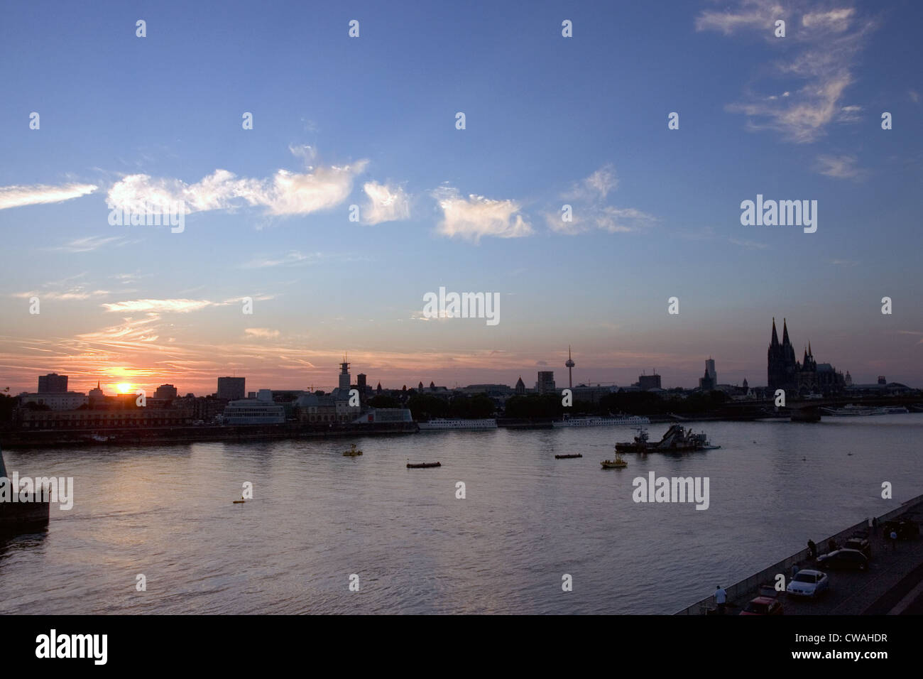 Cologne, la promenade du Rhin dans la soirée Banque D'Images