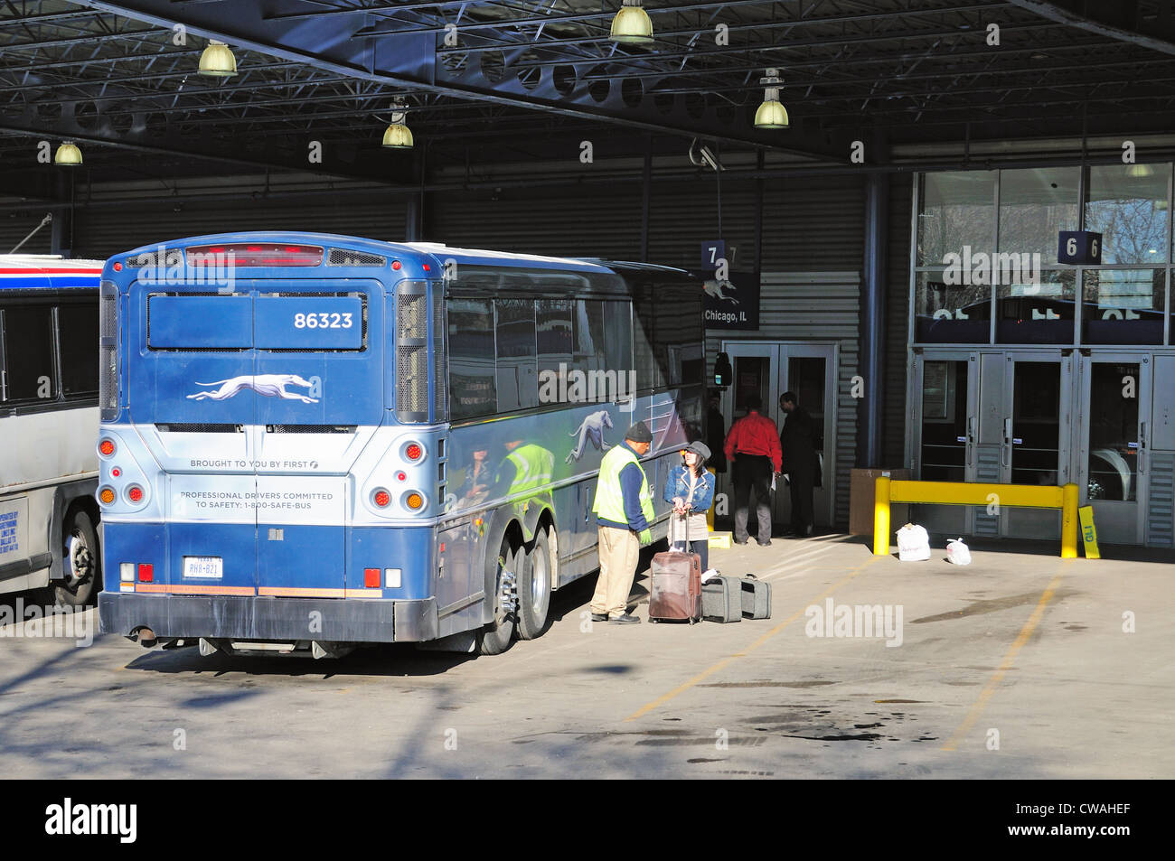 Greyhound bus passager arrive à Chicago au terminal de bus USA Illinois Chicago. Banque D'Images