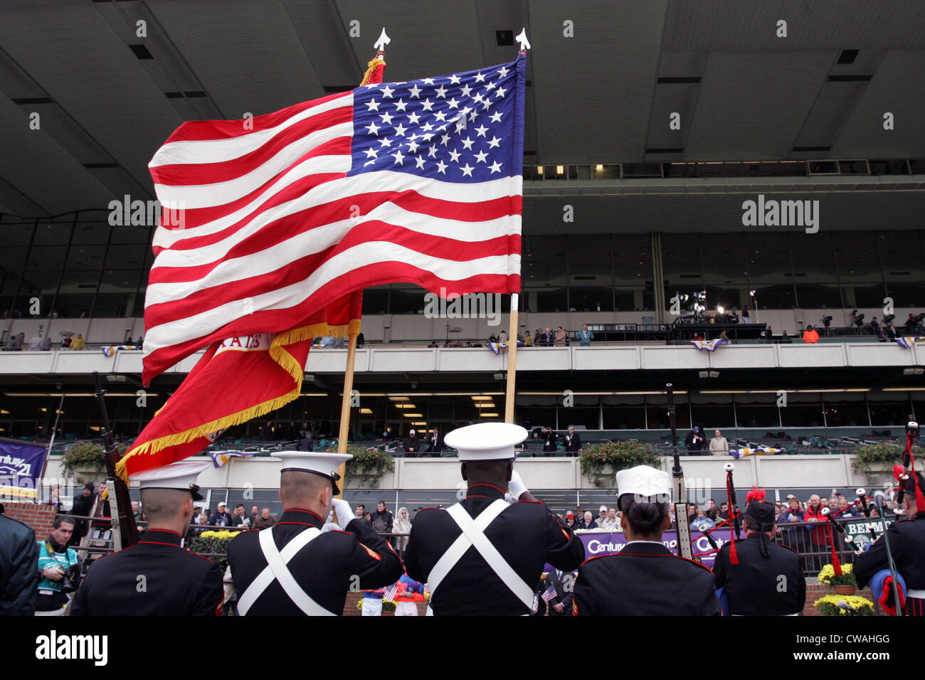 New York, les soldats tenant le drapeau national de l'United States Banque D'Images
