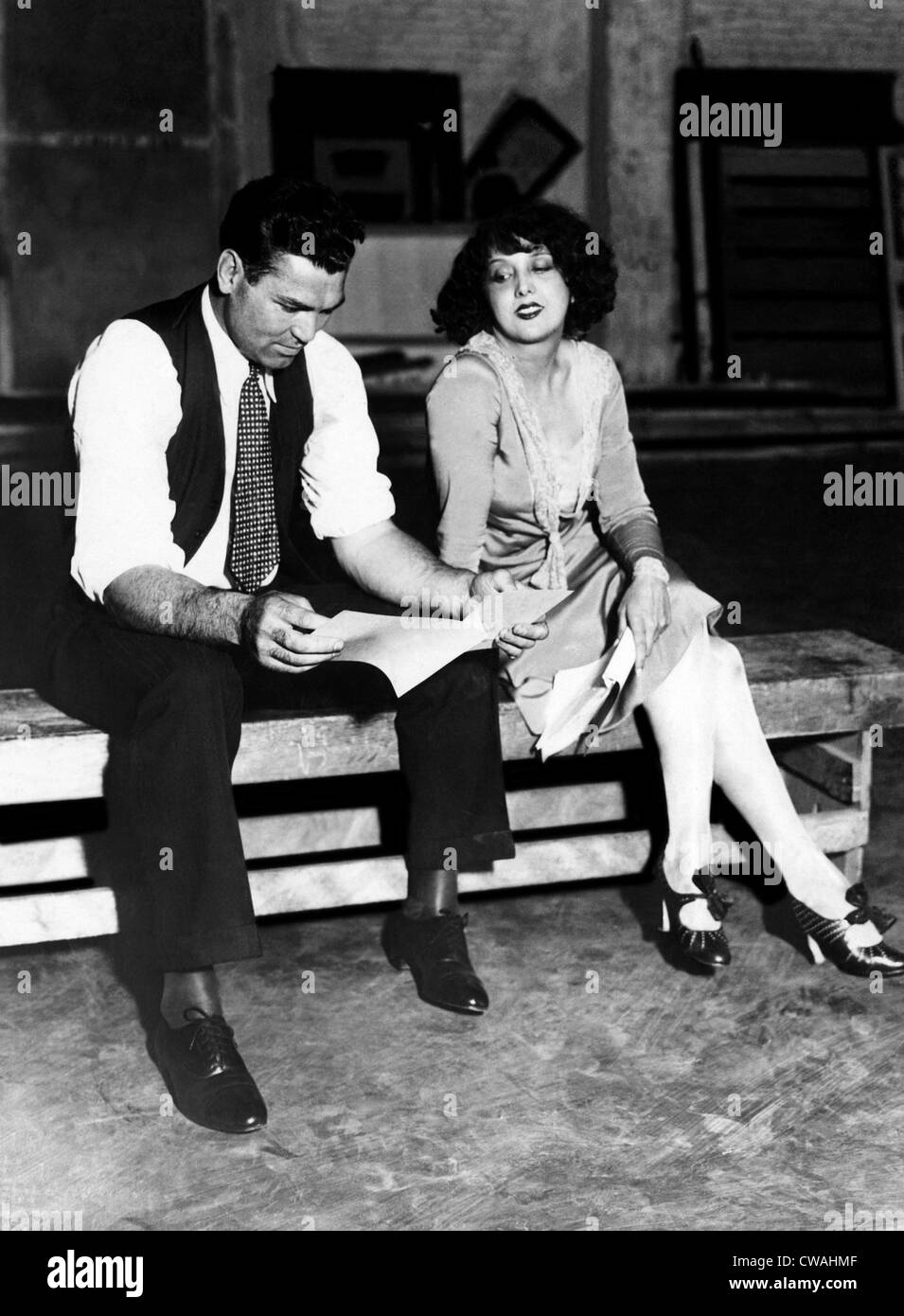 Jack Dempsey et sa femme, Estelle Taylor, répètent leur lignes pour la production sur scène de "Le grand combat", 1928. Avec la permission de : Banque D'Images