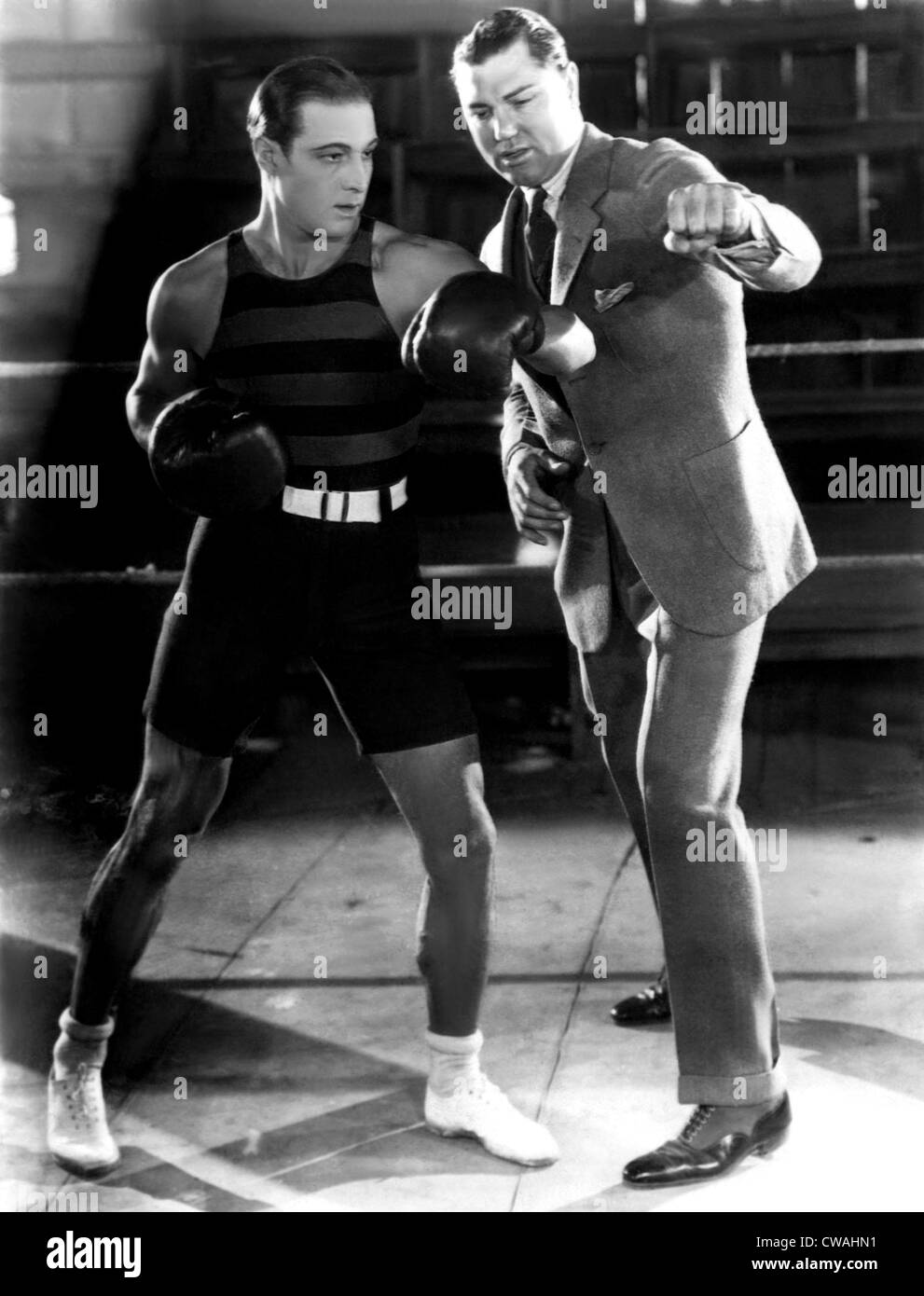 Ruldolph Valentino et champion de boxe poids lourd Jack Dempsey à5 Valentino's studio à Hollywood. Ca. 1925. Avec la permission de : CSU Banque D'Images