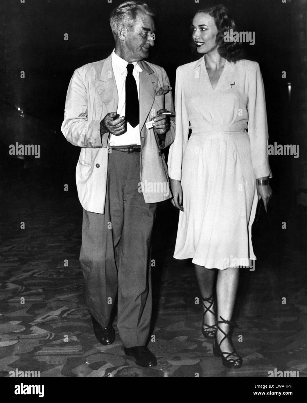 Dessinateur et peintre américain James Montgomery Flagg et modèle Irene Chrisdie assister à la première de 'BAMBI' au Radio City Banque D'Images
