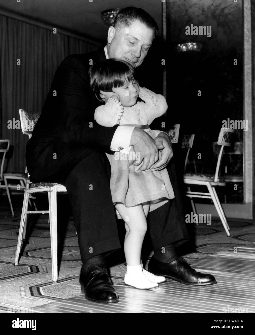 Presdent de l'Union des Routiers, se détend avec sa petite-fille, Barbara Jo Crancer à 2 1/2, avant un dîner en son témoignage Banque D'Images