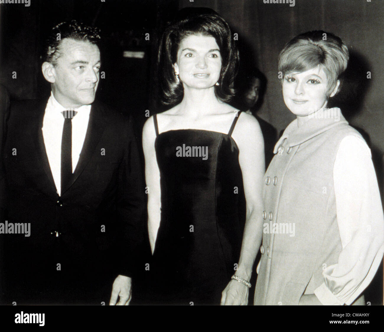 Alan Jay Lerner, Jacqueline Kennedy & Barbara Harris, 12/8/65 backstage par temps clair, ON PEUT VOIR POUR TOUJOURS.. Avec la permission de : CSU Banque D'Images