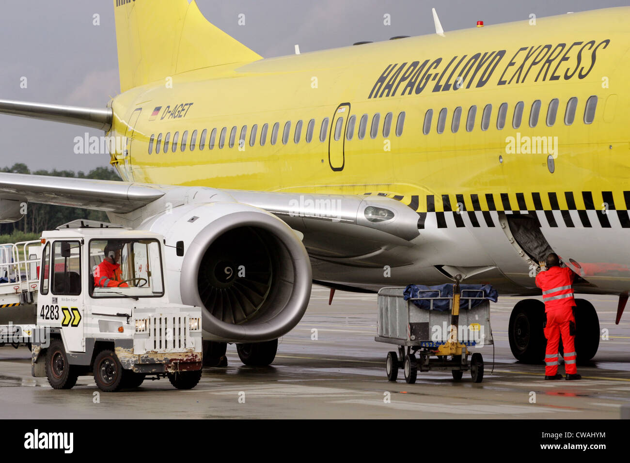 Machine à Koeln, Hapag Lloyd Express compagnie aérienne à l'aéroport de Bonn-cologne est chargé Banque D'Images