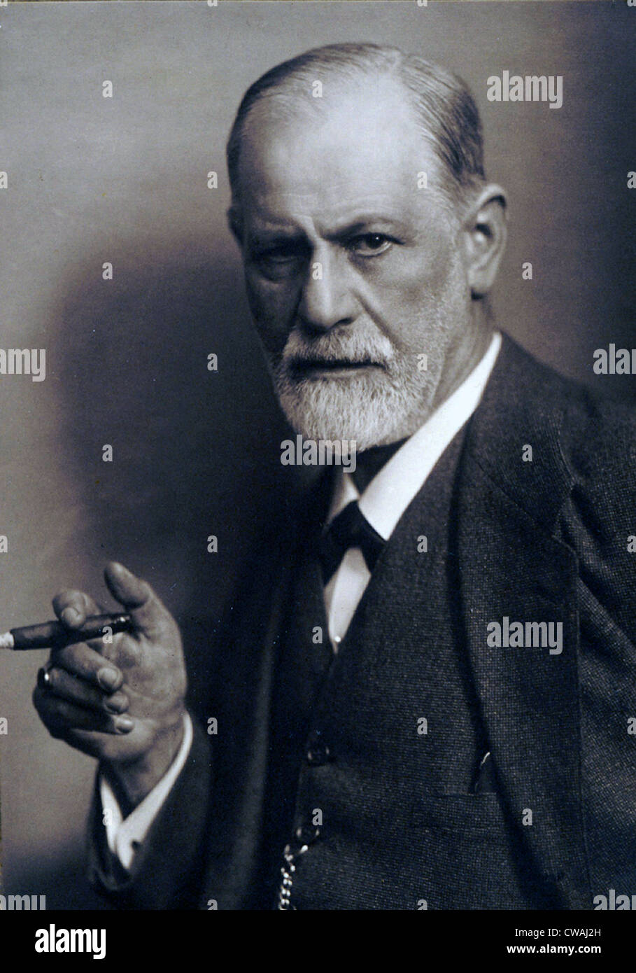 Sigmund Freud (1856-1939) fumer cigare dans un classique début des années 1920, portrait. Banque D'Images