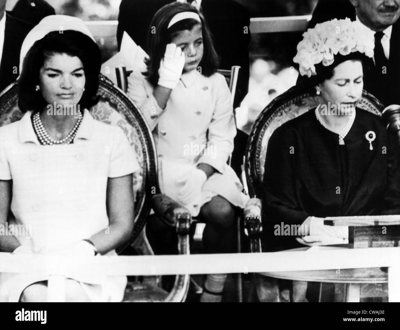 L'ancienne Première Dame Jacqueline Kennedy, Caroline Kennedy, La Reine Elizabeth II, au cours de cérémonies de dédicace en mémoire de feu Banque D'Images