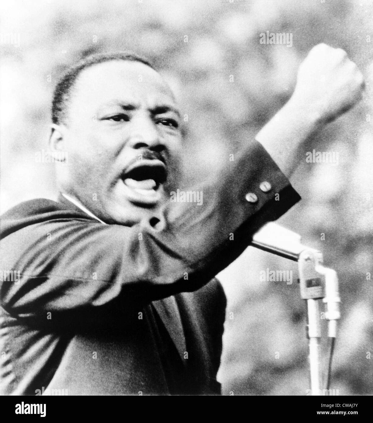Martin Luther King, Jr., gesticulant avec poing droit tout en offrant des discours à Girard College, Philadelphia, le 3 août 1965. Banque D'Images
