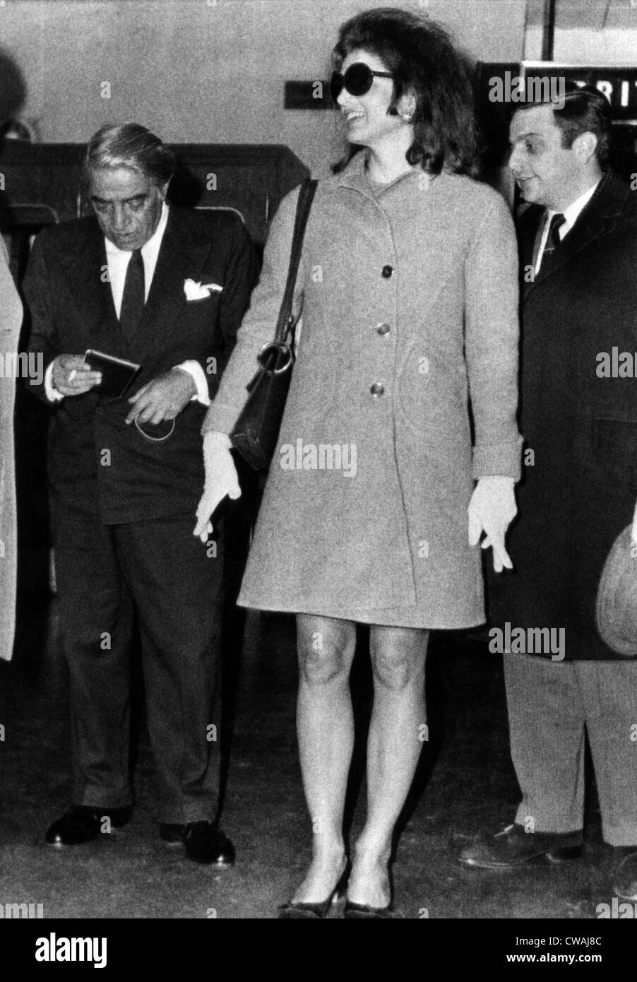 Aristote Onassis (à gauche), l'ancienne Première Dame Jacqueline Kennedy Onassis (centre), d'arriver à Londres, en Angleterre. 14 novembre 1968. Banque D'Images