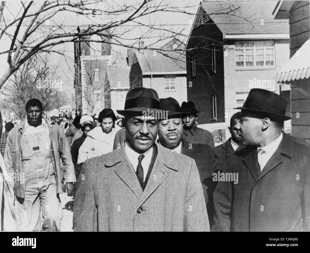 Fred Shuttlesworth (b. 1922) accompagné par Martin Luther King et Ralph Abernathy, conduit une marche pour l'inscription des électeurs en Banque D'Images