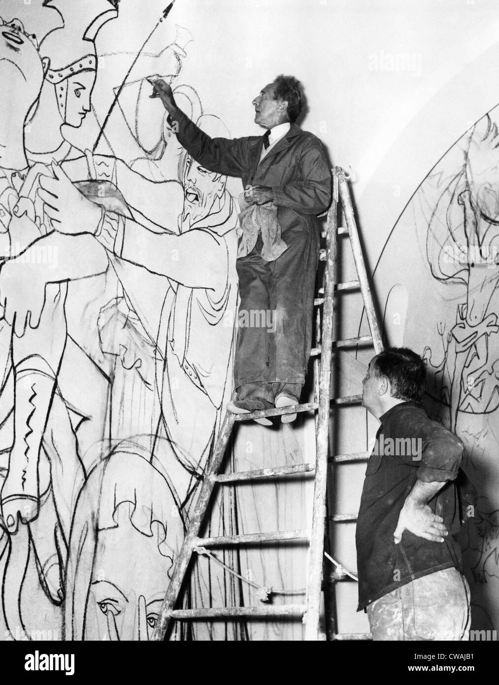 Jean Cocteau travaille sur la fresque de la vie de saint Pierre dans la Chapelle Saint-Pierre, Villefranche, France. Peintre Jean Paul Brusset Banque D'Images