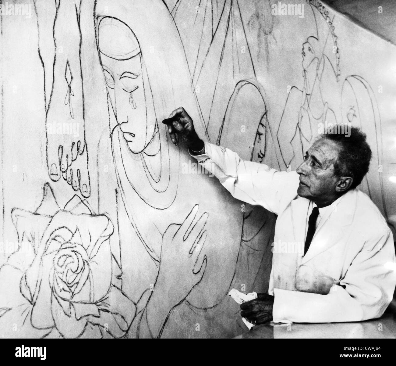 Jean Cocteau travaille sur une fresque dans la chapelle de la Dame de l'église Notre Dame de Londres, 1959. Avec la permission de : CSU Banque D'Images