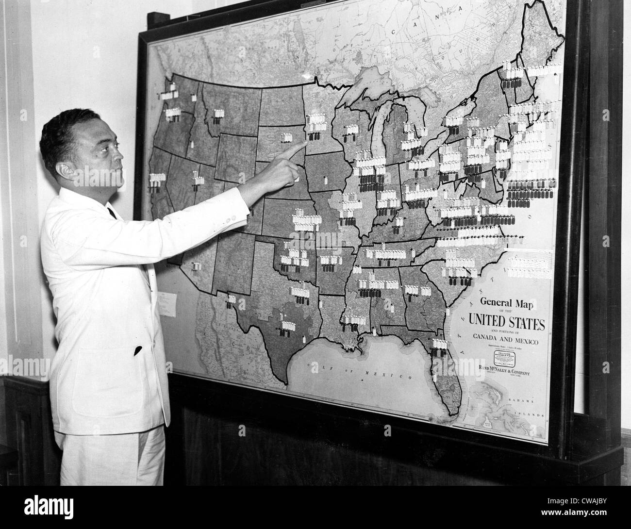 J. Edgar Hoover en pointant sur la carte indiquant l'emplacement des agents FBI partout aux États-Unis, 07/18/35.. Avec la permission des Archives / CSU : Banque D'Images