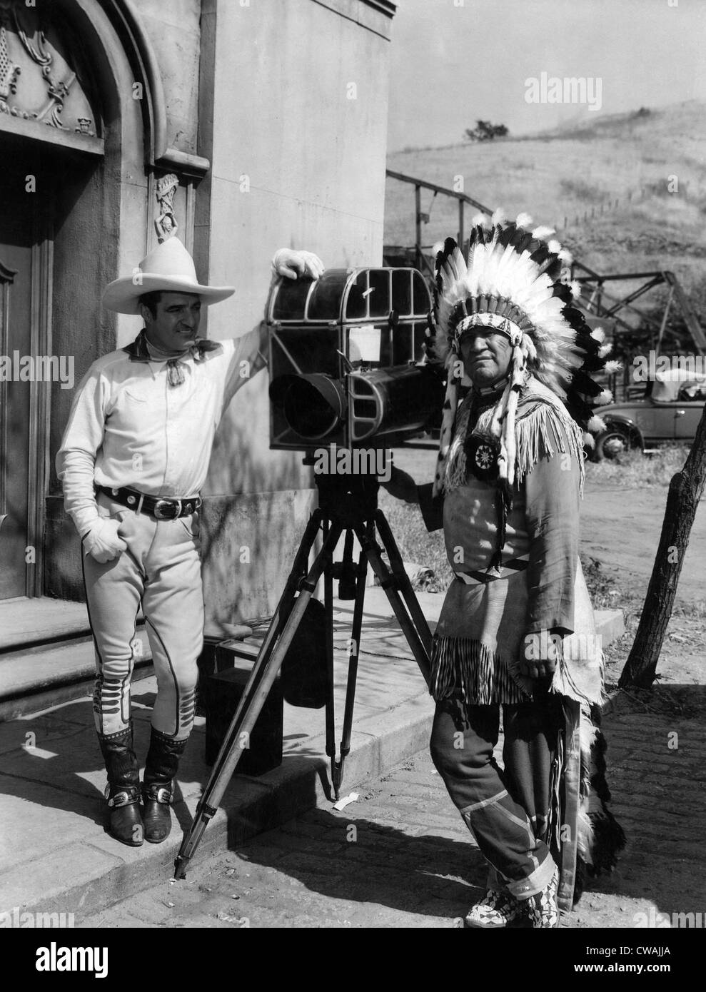 Ma PAL, le roi, Tom Mix, Jim Thorpe, on set, 1932.. Avec la permission de la CSU : Archives / Everett Collection Banque D'Images